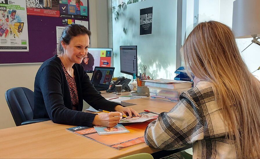 Sabrina begeleidt een leerling in persoonlijk onderwijsmoment
